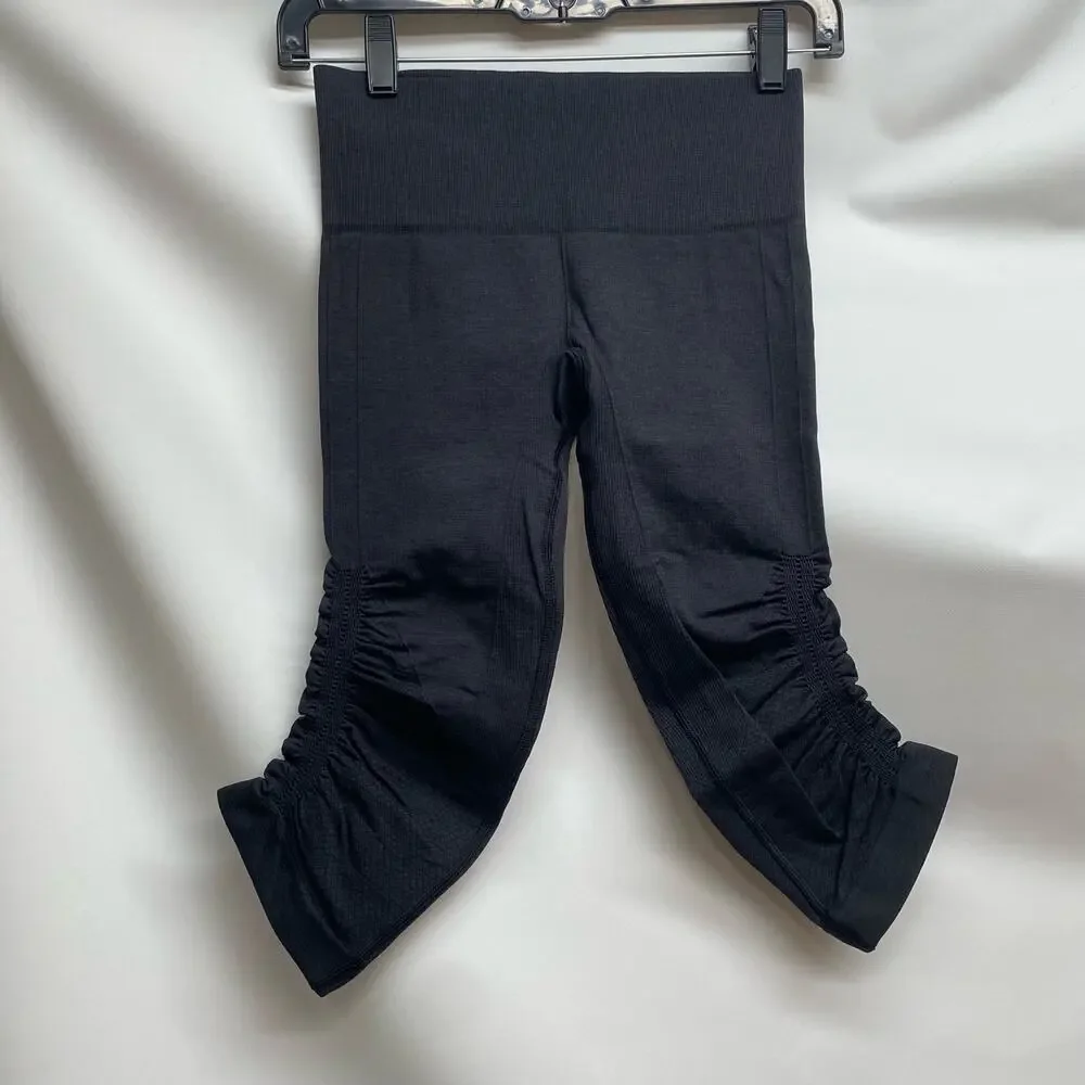 Lululemon In the Flow Crop Heathered Black sz 2 EUC